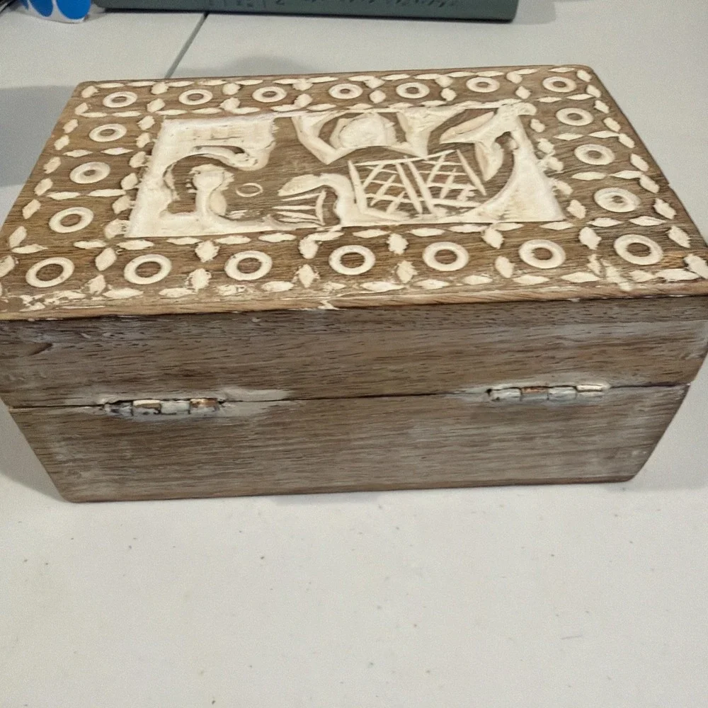 Hand‎ carved Wooden Elephant Hinged Jewlery Trinket Box Whitewash